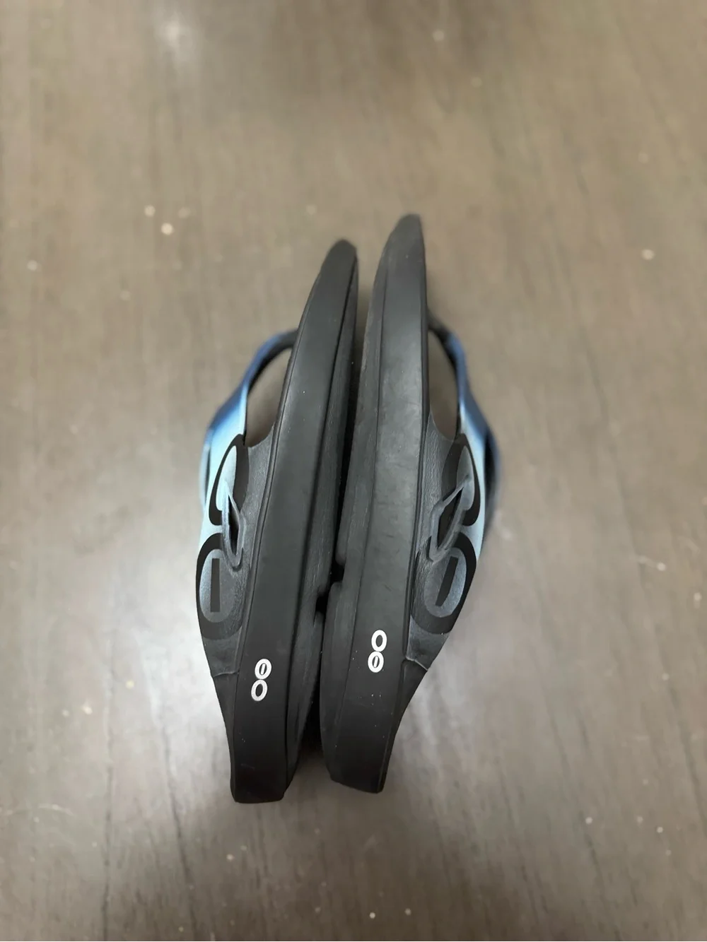 OOFOS Men's Black and Blue Gradient Recovery Flip Flops size M11
